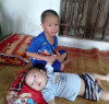 Ánh mắt đáng thương cầu cứu của bé trai 5 tuổi mắc bệnh tim cạnh bên em trai 14  tháng tuổi bị động kinh và liệt tứ chi anh-mat-dang-thuong-cau-cuu-cua-be-trai-5-tuoi-mac-benh-tim-canh-ben-em-trai-14-thang-tuoi-bi-dong-kinh-va-liet-tu-chi
