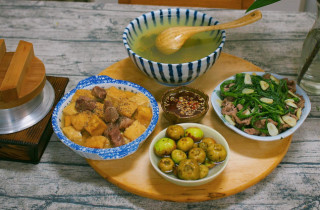 Mâm cơm gia đình là nơi tập trung tất cả thành viên trong gia đình, thưởng thức những món ăn ngon và chia sẻ những khoảnh khắc đáng nhớ của cuộc sống. mam-com-gia-dinh-la-noi-tap-trung-tat-ca-thanh-vien-trong-gia-dinh-thuong-thuc-nhung-mon-an-ngon-va-chia-se-nhung-khoanh-khac-dang-nho-cua-cuoc-song