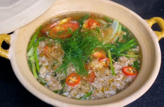 Riêu cua là một món ăn phổ biến trong ẩm thực Việt Nam, được làm từ cua tươi rieu-cua-la-mot-mon-an-pho-bien-trong-am-thuc-viet-nam-duoc-lam-tu-cua-tuoi